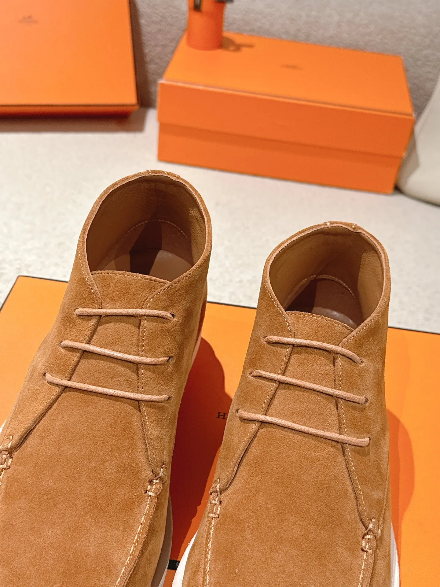 Men's Men's Shoes 660💰 Hermes men's size #26ss calfskin derby shoes, decorated with signature "H Diamant" details for a stylish and casual style. Fabric: Cow suede Lining: Mixed sheep lining Outsole: Genuine leather welt + original TPU Bottom thickness: 3CM Code number: 39-45 (customized at 46.47)